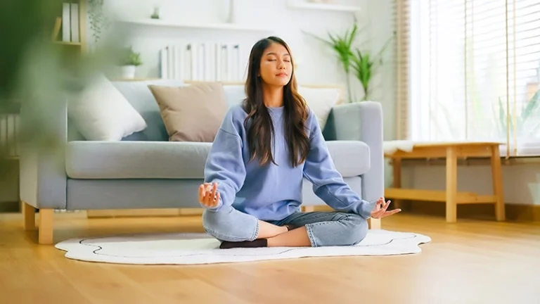 Woman practicing mindful breathing outdoors – mindfulness practices for daily life to reduce stress and improve wellbeing
