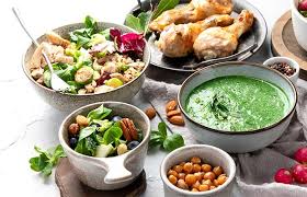 Colorful bowl of quinoa salad with turmeric and fresh vegetables – anti-inflammatory recipes for healthy eating